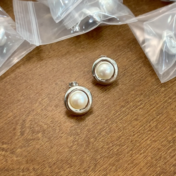 Embrace Pearl - Round Pearl Stud Earrings